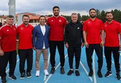Bakan Bak Olimpiyatlara hazırlanan sporcuları ziyaret etti