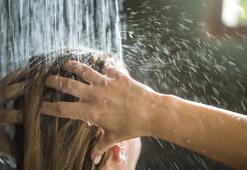 Ayakta yıkanmak saçları oluk oluk döker mi? Gerçek anlaşıldı, doğal reçetesi belli