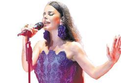 Simge sahnede fırtına gibi esti