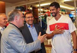 Bakan Osman Aşkın Bak'tan olimpiyat sporcularına ziyaret! Yasmani Copello ile diyaloğu güldürdü