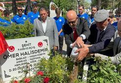 Zekai Aksakallı şehit Halisdemir'in kabrini ziyaret etti: Bu ülkede Ömer'ler bitmez