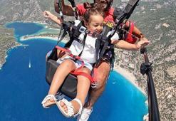 3 yaşında paraşütle uçtu! Bin 700 metreden babasıyla atladı