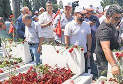 Şehitliklere ziyaretçi akını