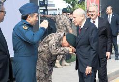 CHP ve MHP arasında ‘el öpme’ polemiği