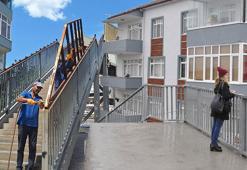 Üst geçit 'evin içini gösteriyor' diye davalık olmuştu! Yıkımına başlandı