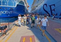 Kuşadası'na 3 kruvaziyerle 8 bin 576 turist geldi