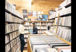 Mazi çalıyor eski bir plakta