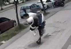 Kaldırım taşı kalkınca motosikletteki genç kızlar yere çakıldı