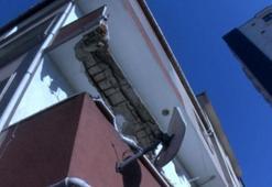 Bayrampaşa'da eski bir binada balkon çöktü