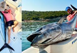 İzini sürdüğü dev Orkinosları yakalayıp yanlarına yatarak geri döndü