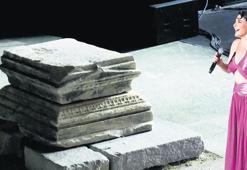 Göksel’den antik mezar uyarısı! 'Burada oturacağınıza sanatçıları uyarın'