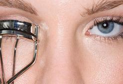 Kirpik kıvırıcısını yanlış kullanıyormuşuz! Ters çevirerek kullanın, yoğunluk katıyor