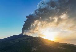 Etna Yanardağı yine patladı, uçuşlar iptal