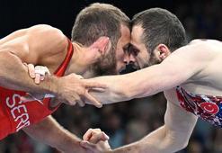 Paris'te milli güreşçi Enes Başar, Razvan Arnaut'a yenildi!