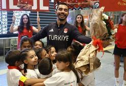 Madalyayı kıl payı kaçıran Ferhat Arıcan'a coşkulu karşılama