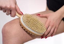 Selülit ve çilek bacağın bir numaralı düşmanı! 5 dakika kullanmak yetiyor