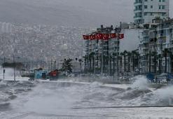 İzmir'de deniz ulaşımına fırtına engeli!