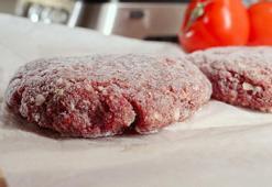 Kaya gibi kıymayı dakikalar içinde çözüyor! İşte mutfakta hayat kolaylaştıran pratik tüyo