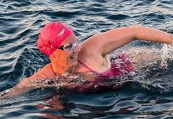 Eva Buzo, İtalya ile Arnavutluk arasında 34 saat yüzdü!