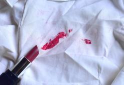 Giysilere bulaşan makyaj lekesini çıkarmak bu kadar kolaymış! Etkisini anında gösteriyor