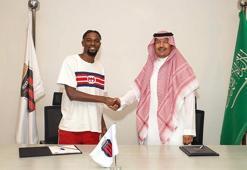 Bernard Mensah, Al Riyadh'a imza attı!