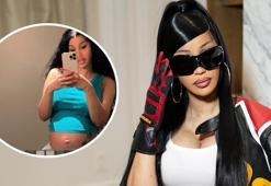 Üçüncü kez hamile olduğunu açıklamıştı! Cardi B'den karnı burnunda poz