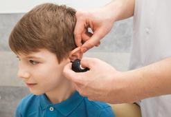 Çocuklarda işitme sorunlarına yol açıyor! 'Geçer' demeyin, her şeyi zorlaştırıyor