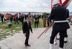 Bakan Yerlikaya, Kütahya'nın Altıntaş ilçesindeki Zafer Abidesi'ne çelenk bıraktı