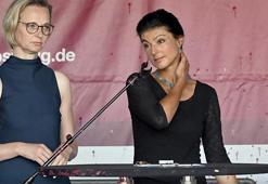 Alman siyasetçiye mitingde kırmızı boyalı saldırı