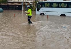 Uşak'ta sağanak yağış etkili oldu! Vali son durumu açıkladı