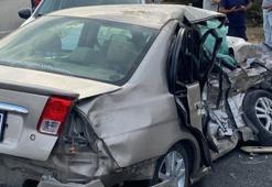 Feci kaza! Direksiyon hakimiyetini kaybetti refüjü aşıp araçla çarpıştı