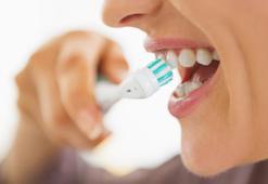 Beyazlatmak isterken daha da sararıyor! Diş bakımında herkes aynı hatayı yapıyor