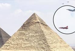 HÜRJET Mısır piramitleri üzerinden uçtu
