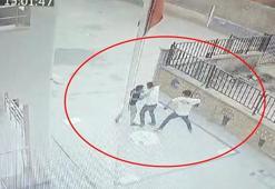 Nöbetçi öğretmen ile kapı açma tartışması! Biri boksör iki kardeş öğretmeni böyle darbetti