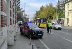 Şişli'de polis aracı kaldırımda yürüyen iki kadına çarptı! Kaza anı kameralara yansıdı