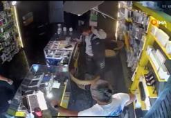 Yanlış kapıdan girdi, çöken tavanda asılı kaldı