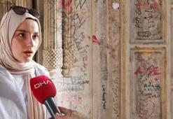 İki sarayı birbirine bağlayan tarihi geçit, yazı tahtasına döndü