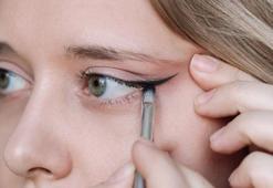 Saatlerce eyeliner çekmeye uğraşmayın! Jilet gibi duruyor, tek hamlede iş bitiriyor