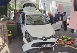 Korku dolu anlar! Otomobil pazara daldı, tezgahlar havada uçuştu