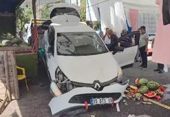Beykoz'da otomobil pazara daldı; 2 yaralı