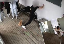 Durağa tekmeli yumruklu saldırı! Çanakkale'deki şok görüntünün ardındaki 'oyun' çok başka