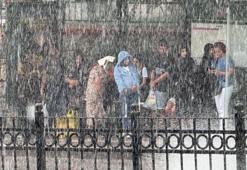 Meteoroloji uyarmıştı! İstanbul’u sağanak vurdu