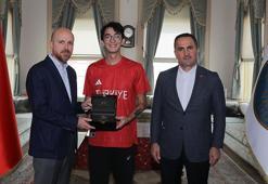 Dünya Etnospor Konfederasyonu Başkanı Bilal Erdoğan, milli okçularla bir araya geldi