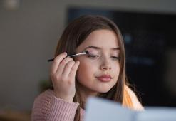 Kalem çekerken, rimel sürerken şıpır şıpır akan gözlere son! Ilık su tüm sorunu çözüyor