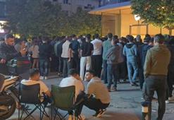 iPhone'un yeni modeli için geceden kuyruğa girdiler! İşte fiyatı ve en dikkat çeken özelliği