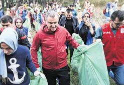 Bakan Bak, gençlerle ormanı temizledi