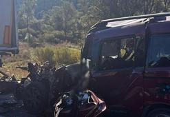 Katliam gibi kaza! Otomobil TIR'a arkadan çarptı: 3 ölü, 2 ağır yaralı