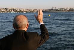 Cumhurbaşkanı Erdoğan, İstanbul Boğazı'ndan geçiş yapan savaş gemilerini selamladı