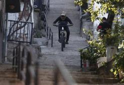 Bisikletiyle 225 basamaktan böyle indi