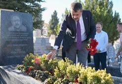 Bakan Tekin Neşet Ertaş'ın kabrini ziyaret etti